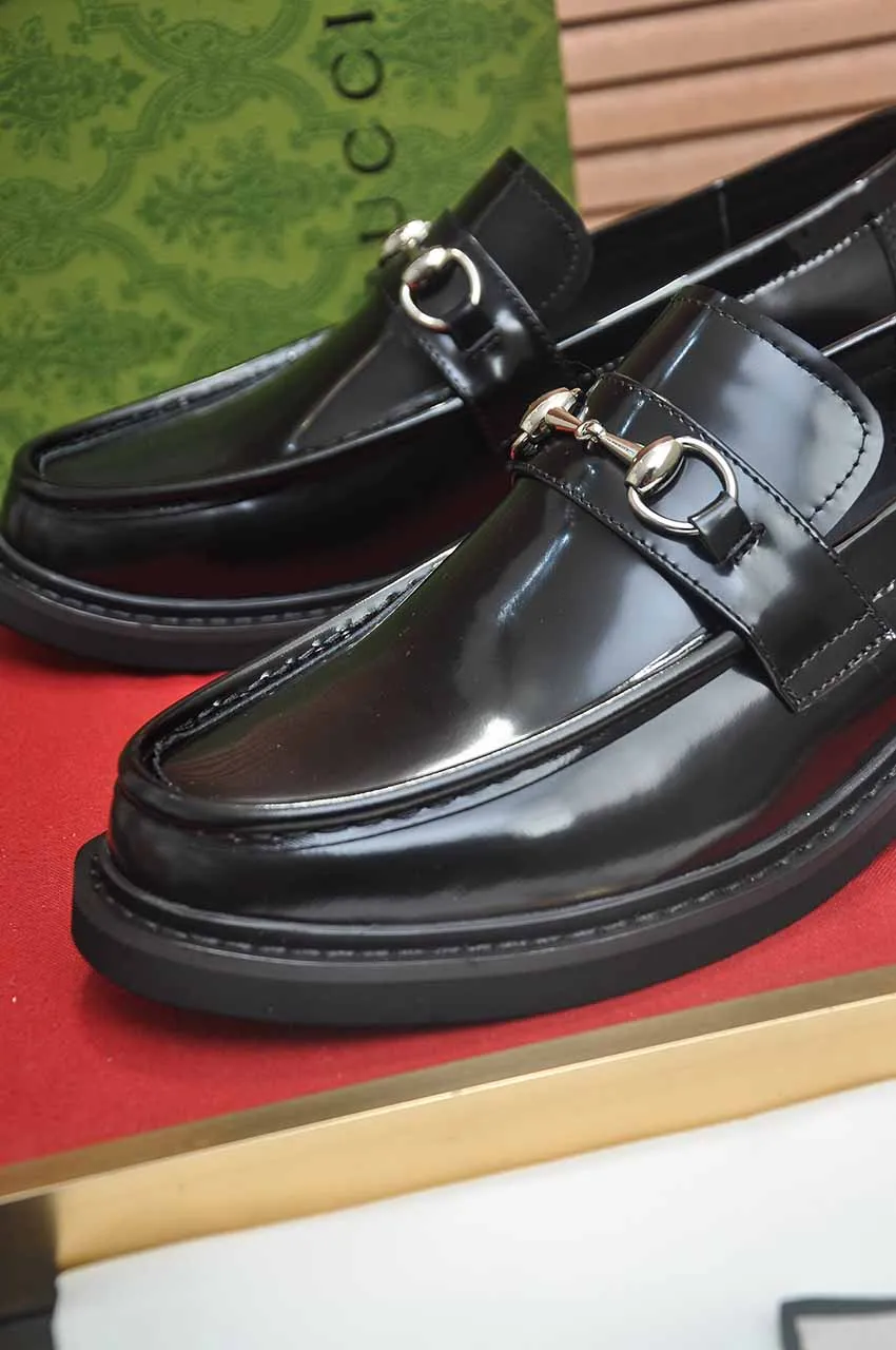 Men's shoes💰540💶Italy's top luxury men's shoe giant (GUCCI) (Gucci) (full cowhide lining) new arrival🍃Original European style🔰 Pleasant to the eye😍In order to make the shoes more durable and non-deformable🌀The production continues to follow traditional methods but there is still no lack of innovation💪Choose original sheepskin for the leather♻️ Smooth and natural And extra bright ⭐Made of imported cowhide, the first choice of rich people 38-45 (45 customized)